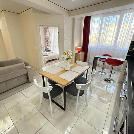 Cozy Two Bedroom Large Apartment 基希讷乌 外观 照片