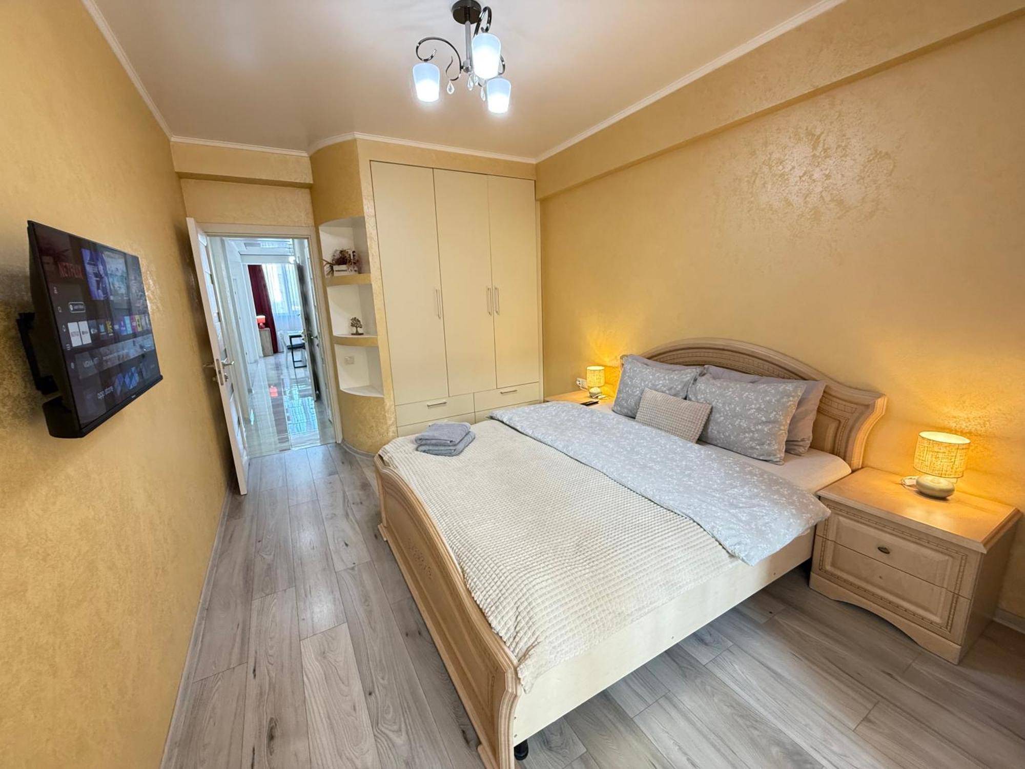 Cozy Two Bedroom Large Apartment 基希讷乌 外观 照片
