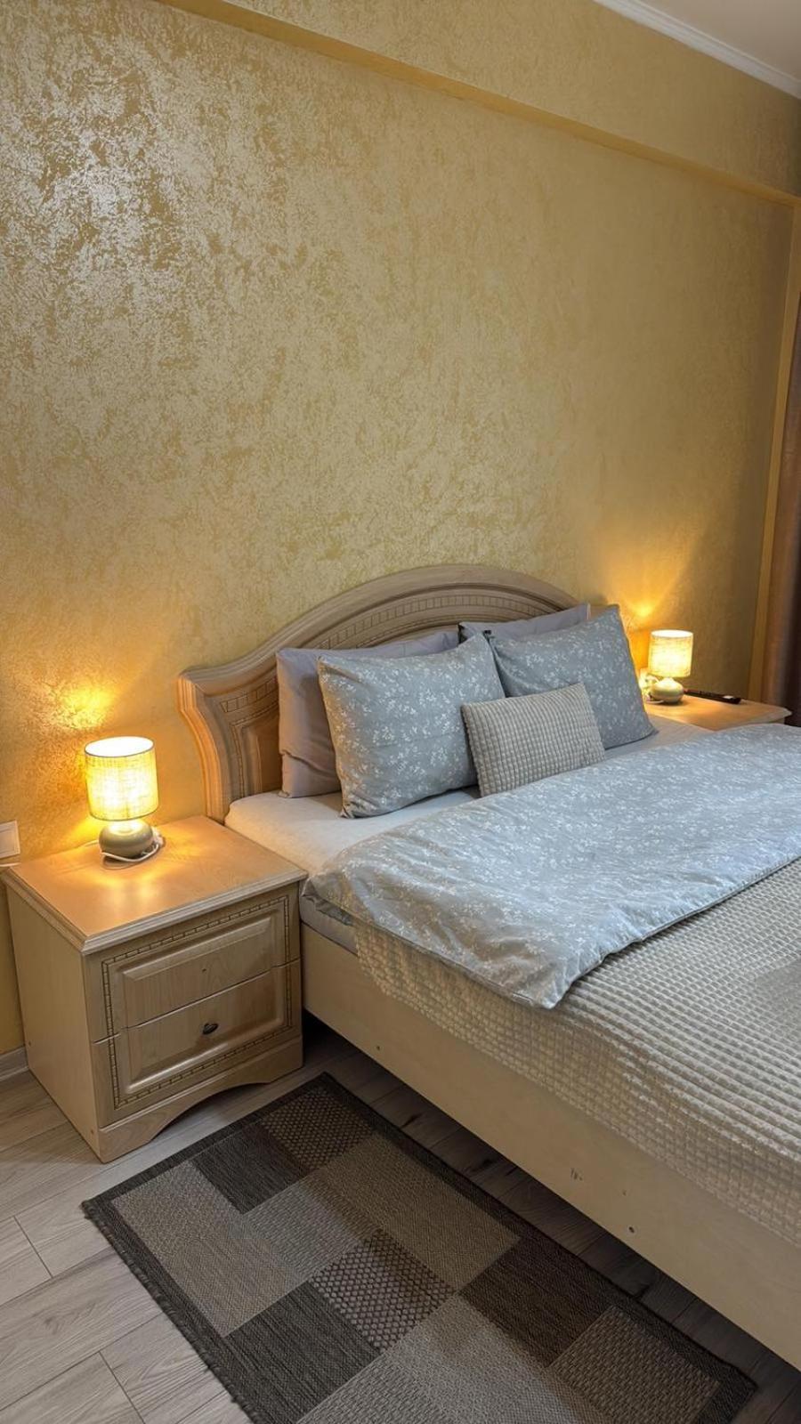 Cozy Two Bedroom Large Apartment 基希讷乌 外观 照片