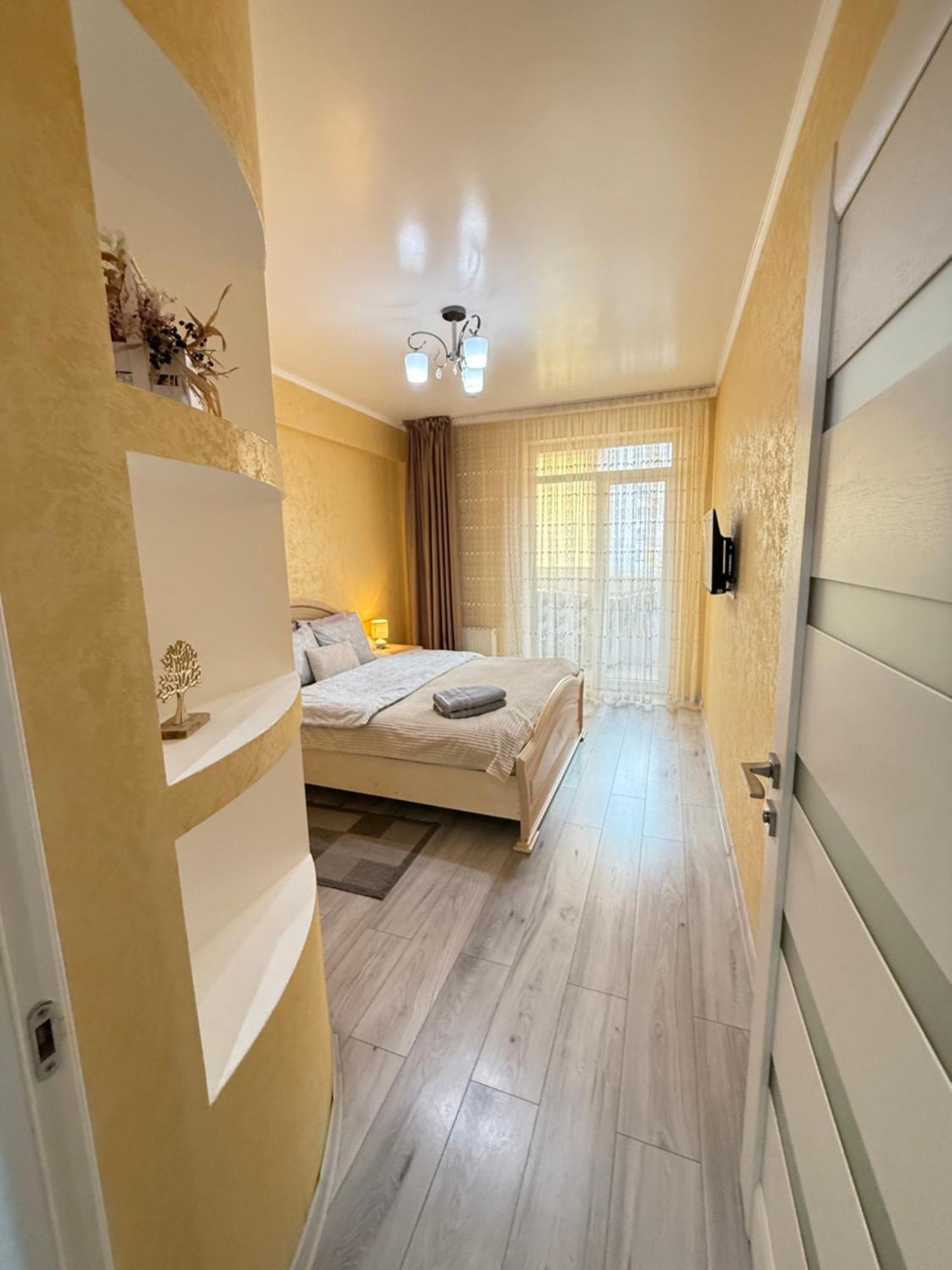 Cozy Two Bedroom Large Apartment 基希讷乌 外观 照片