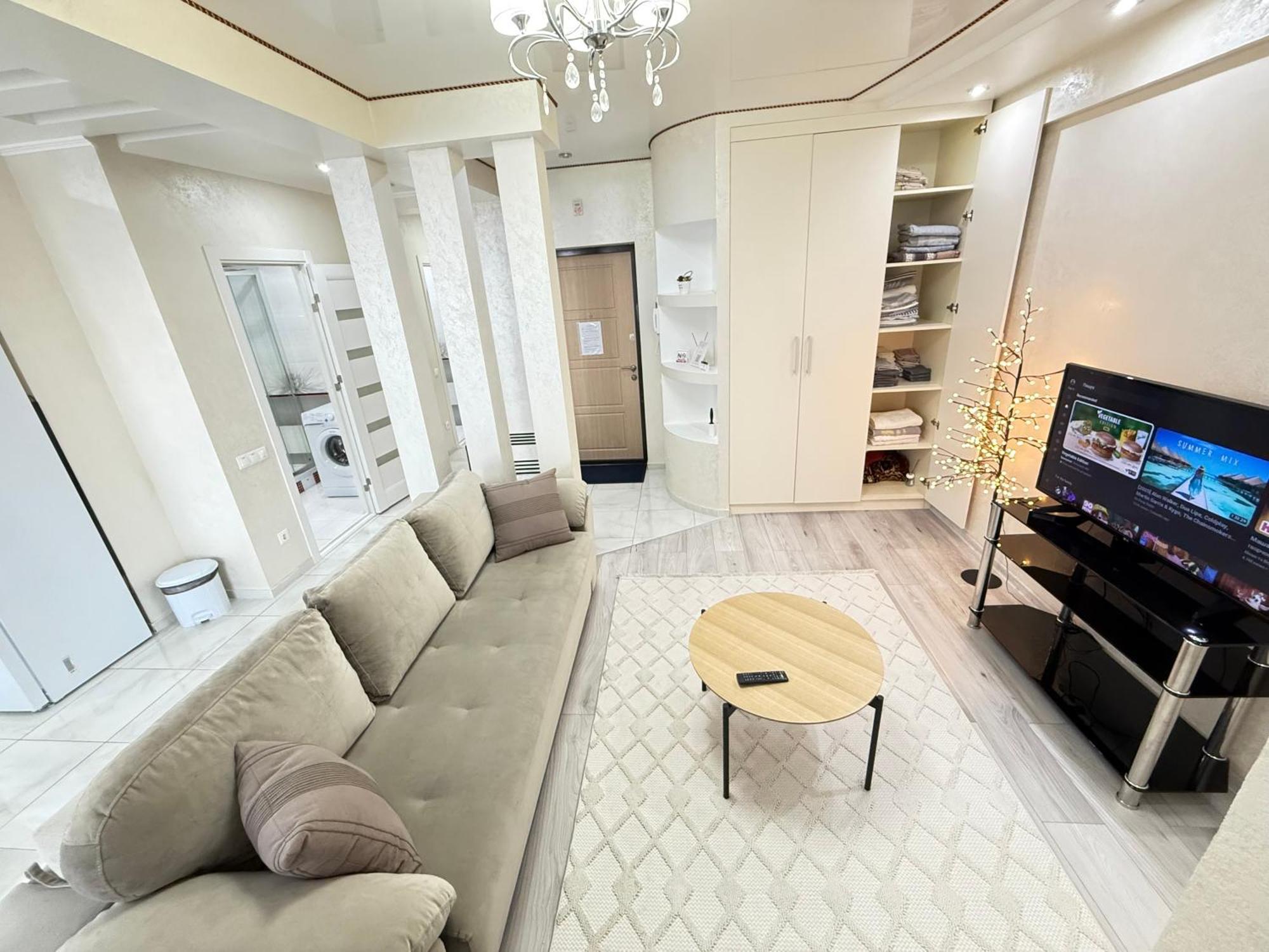 Cozy Two Bedroom Large Apartment 基希讷乌 外观 照片