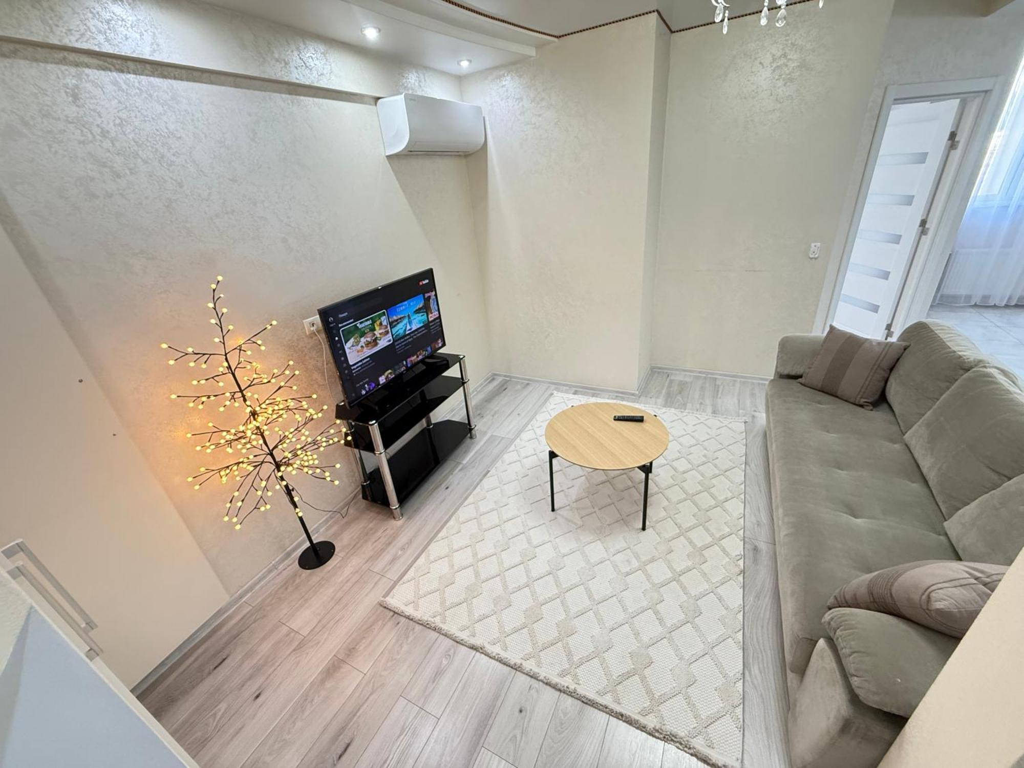 Cozy Two Bedroom Large Apartment 基希讷乌 外观 照片